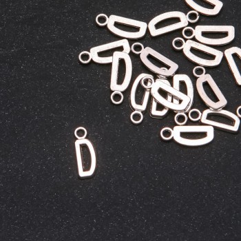 Colgante con la letra D 17x7 mm, empaque 20 g (+- 25 uds.)