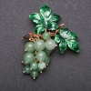 Broche racimo de uvas con nefrita, metal, 60×45 mm