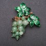 Broche racimo de uvas con nefrita, metal, 60×45 mm