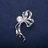 Descuento: Broche en lazo con perla blanca, 50×30 mm, metal plateado