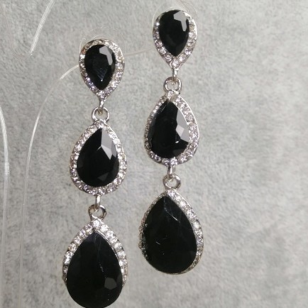 Pendientes con cristales negros, longitud 6 cm, metal gris