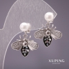 Pendientes Xuping tipo botón con abejitas y perlas de Mallorca, color blanco, 22×18 mm, recubiertos de rodio