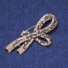 Broche lazo con strass dorados, metal dorado 39×80 mm