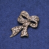 ¡Rebaja! Broche Lazo con strass en metal dorado