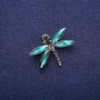 Broche libélula con cristales verdes, metal plateado 26×32 mm