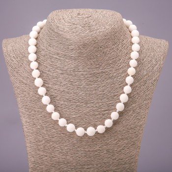 Collar de coral blanco esponjoso, bolas de 10 mm de diámetro, longitud 48 cm
