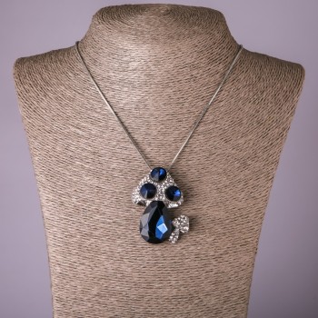 Colgante con cadena «Hongo» con cristales azules y blancos, diámetro 39×50 mm, longitud 75 cm