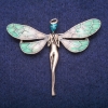 Broche hada con cristal azul y esmalte, metal dorado 50×60 mm