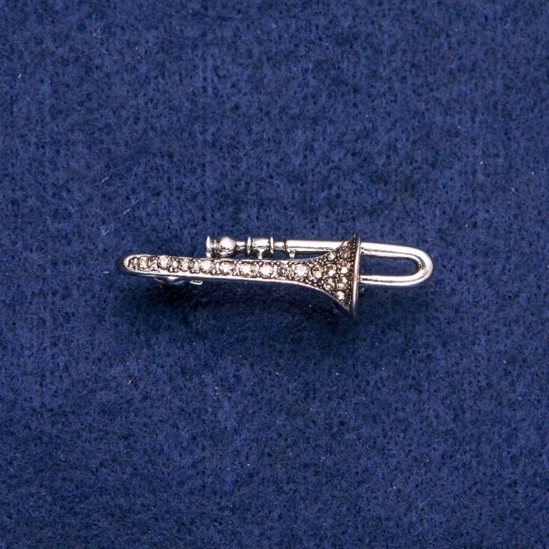 Broche Trompeta con strass grises 15×41 mm, de metal plateado