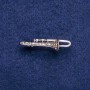 Broche Trompeta con strass grises 15×41 mm, de metal plateado
