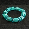 Pulsera elástica turquesa sintética con vetas y vidrio checo