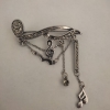 LIQUIDACIÓN: Broche Nota musical con colgantes, metal gris oscuro y strass, 19×50 mm +