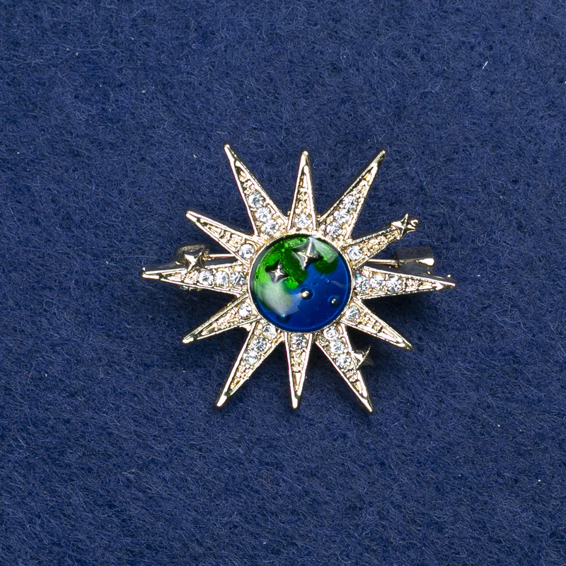 Broche Estrella de metal dorado, esmalte y strass 32 mm +
