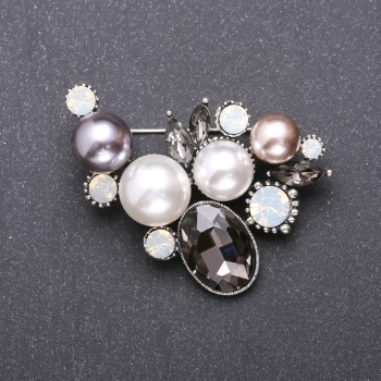 Broche 'Rama' con perlas grises y blancas, 52×50 mm, metal gris