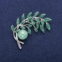Broche Rama con cuenta de nefrita, esmalte verde y strass, metal plateado 44x52 mm