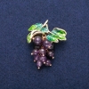 Broche-colgante «Uvas» con cuentas de amatista y esmalte verde, metal dorado 35×45 mm