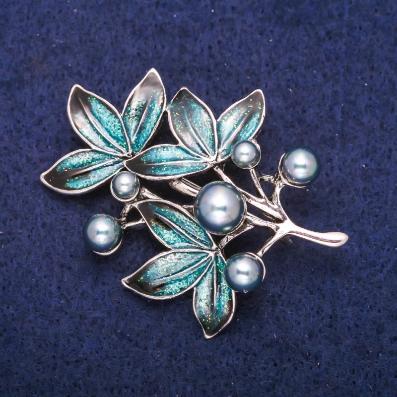 Broche Rama con Perla y Esmalte, metal plateado 38×47 mm