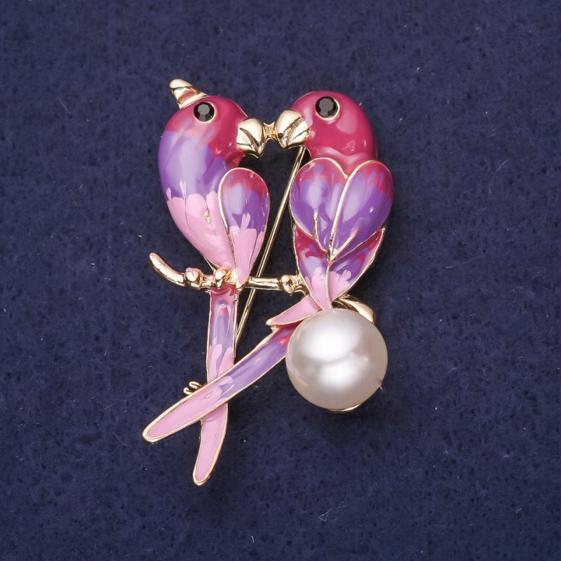 Broche de loros con cadena de perlas