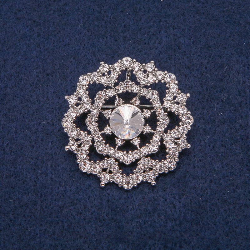 Broche de metal plateado con strass blancos 40×40 mm