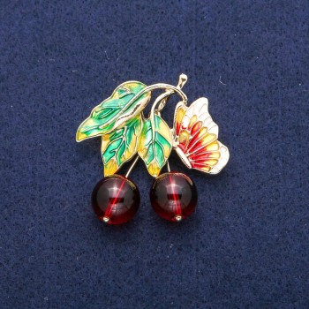 Broche-colgante Bayas con mariposa, cuentas de granate (artificial) y esmalte, metal dorado 39×40 mm