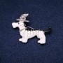 Broche con perrito y sombrero, esmaltado, metal plateado 33×47 mm