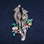 Broche de Loros esmaltado y strass grises 42 × 67 mm