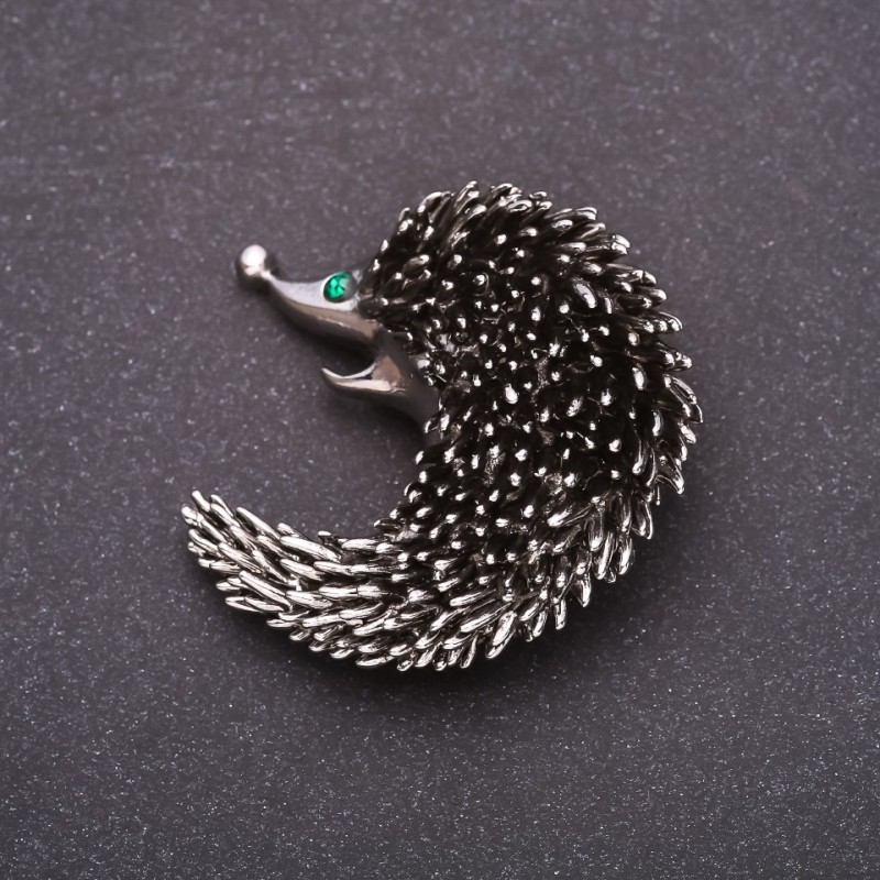 Broche Pangolín con strass verdes 43×43 mm, metal gris