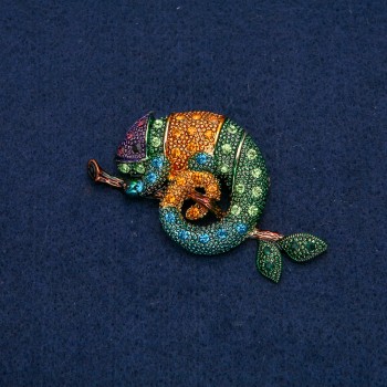 Broche camaleón dorado de metal con strass en negro, amarillo, verde, azul claro, violeta y verde oscuro 63×35 mm