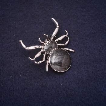 Broche araña 40×40 mm, strass, esmalte negro y metal plateado