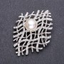 Broche perlado en color plata blanca 60×45 mm