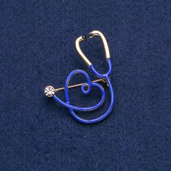 Broche azul: estetoscopio con corazón, piedra blanca, metal dorado 43×33 mm