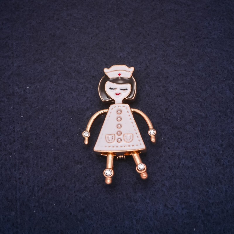 Broche Enfermera, esmalte blanco y metal dorado, 42×26 mm