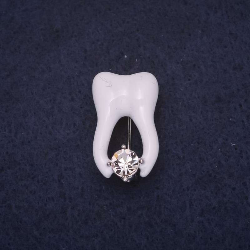 Broche diente 25×15 mm, esmalte blanco, metal plateado