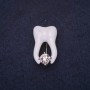 Broche diente 25×15 mm, esmalte blanco, metal plateado