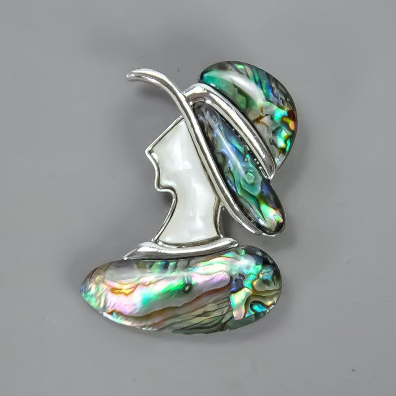 Broche-colgante Chica con sombrero de haliotis 40×54 mm