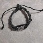 Pulsera con inserción metálica variada, longitud 18-22 cm, grosor 10 mm, cuero ecológico, color negro, con cierre de ajuste