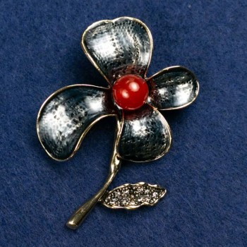 Broche Flor con cabujón de cornalina y esmalte, 47×60 mm, metal dorado