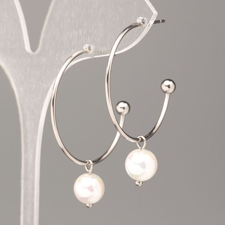 Pendientes Xuping con perla Mallorca blanca, 30×8 mm, rodio