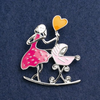 Broche 'Mamá con la cuna', esmalte rosa y frambuesa, metal plateado 46×38 mm