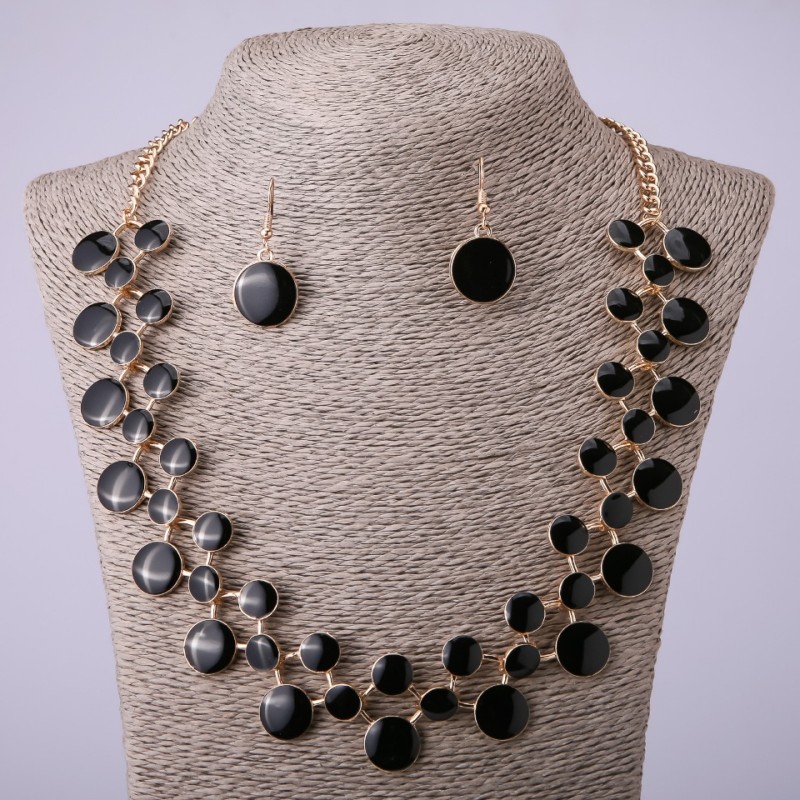 Conjunto de collar y pendientes con esmalte negro, longitud 57–64 cm