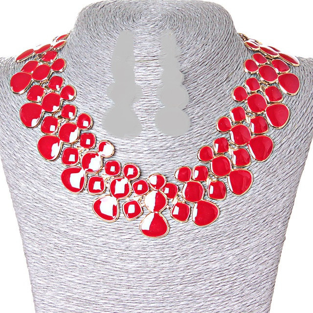 Collar 'Portón' con esmalte rojo