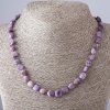 Collar facetado de charoíta, longitud 48 cm, diámetro 6–9 mm
