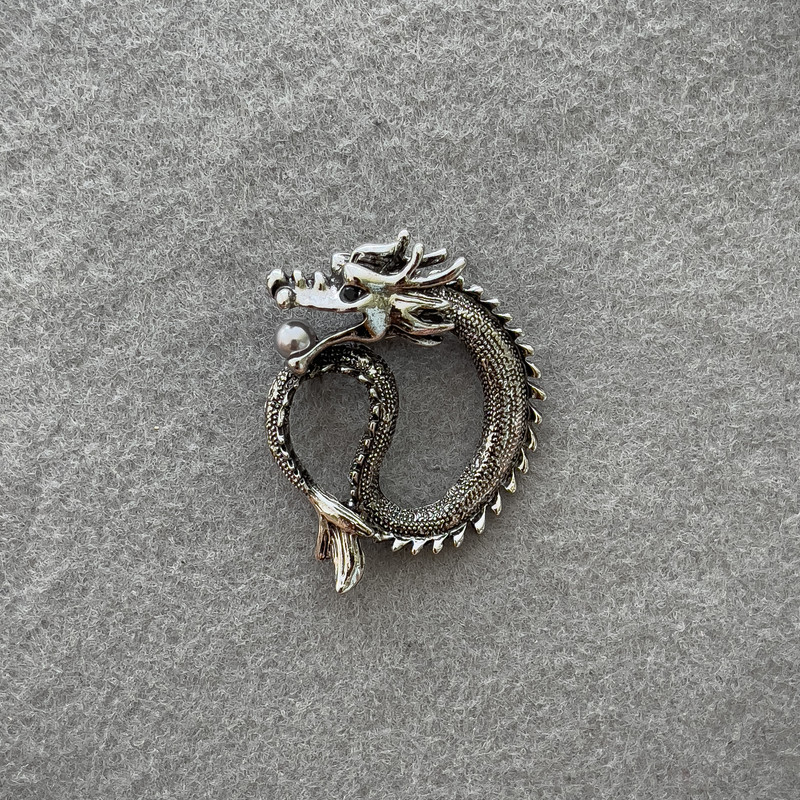 Broche-colgante Dragón con perla, metal plateado 40×34 mm +