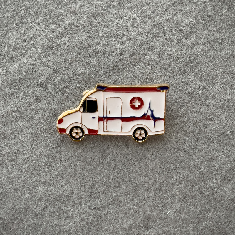 Broche 'Urgencia' esmalte blanco, metal dorado 18×32 mm+