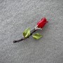Broche rosa roja esmaltada en metal plateado 60×26 mm+