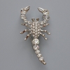 Broche-colgante «Escorpión» con strass blancos, metal plateado 28x54 mm
